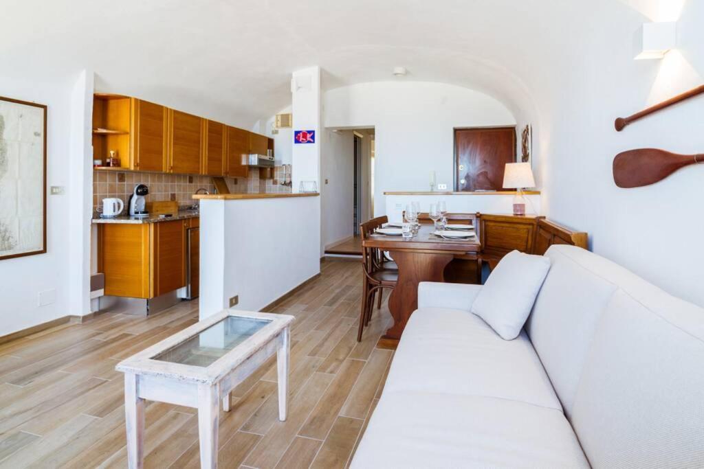 Casa Del Subacqueo. Amazing Terrace With Sea View. Wi-Fi Apartment Bordighera Bagian luar foto